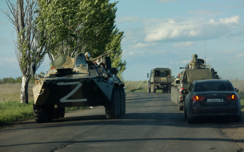 Росіяни перекидають військову техніку через Маріуполь та посилюють репресії цивільних