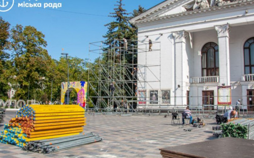 Центр Мариуполя украшают ко Дню города (ФОТОФАКТ)