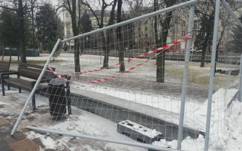 Кто согнул ограждение возле катка в центре Мариуполя?