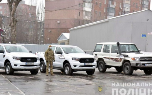 Мариуполь станет безопаснее: нацгвардейцам передали внедорожник, легковушки и микроавтобусы