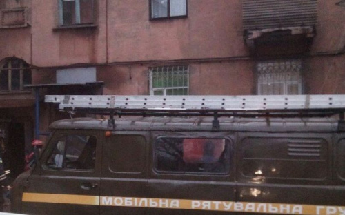 Ветер снес часть крыши в Мариуполе, вмешались водолазы