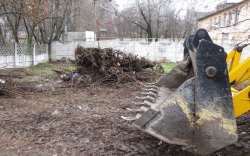 «Неприкасаемая» свалка в центре Мариуполя доживает последние минуты (ФОТОФАКТ)