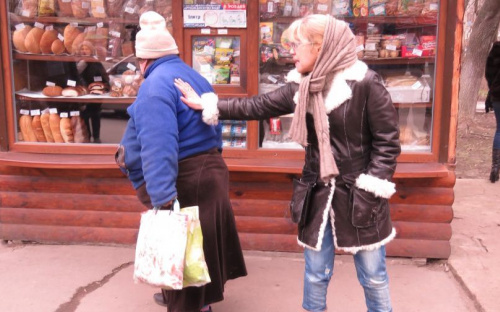 Мариупольцы «живой цепью» препятствовали сносу незаконного МАФа (ФОТО+ВИДЕО)