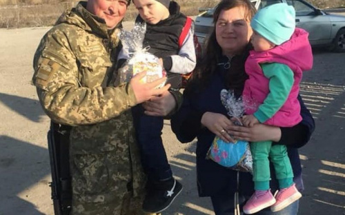 Пограничники решили сделать пасхальный сюрприз пересекающим КПВВ на Донетчине (ФОТО)