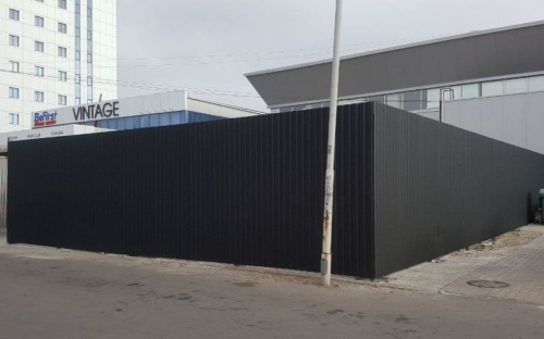 В центре Мариуполя на месте грузинского кафе вырос черный забор