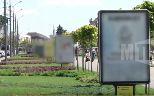 В Мариуполе продолжают очищать улицы от рекламных баннеров и билбордов (ВИДЕО)