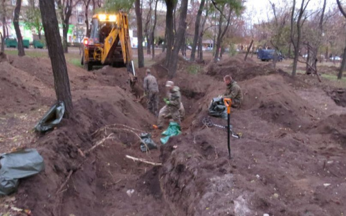 Количество захоронений в центре Мариуполя приближается к 300, среди них нашли могилу красноармейца (ФОТО+ВИДЕО)