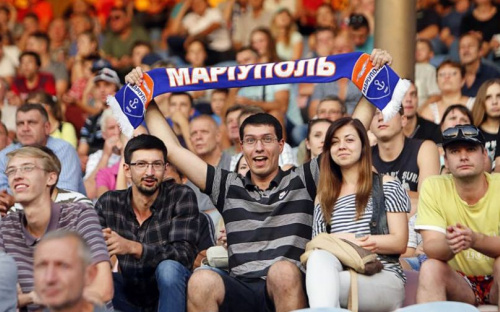 ФК «Мариуполь» проводит конкурс среди болельщиков и дарит подарки (ФОТО)