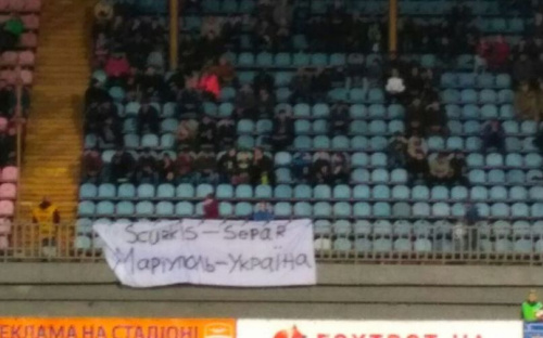 На футбольном матче болельщики с баннерами поддерживают Мариуполь (ФОТОФАКТ)