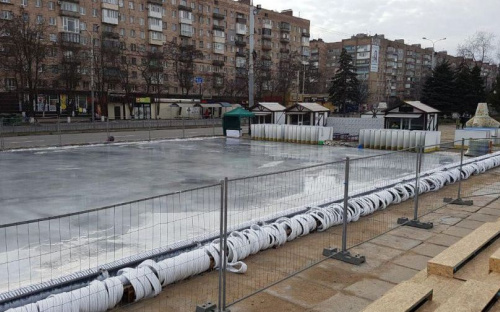 В центре Мариуполя залили и замораживают каток (ФОТОФАКТ)