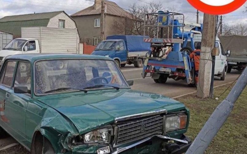 Сломанный светофор и смятые машины – результат ДТП в Мариуполе
