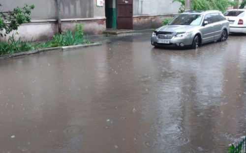 Дороги Мариуполя в воде. Водителей предупредили об опасности