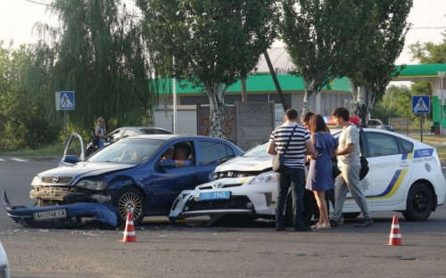 В Мариуполе автомобиль патрульной полиции попал в аварию (ФОТО)