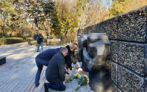 Мариуполь вместе со всей Украиной отмечает годовщину изгнания нацистов