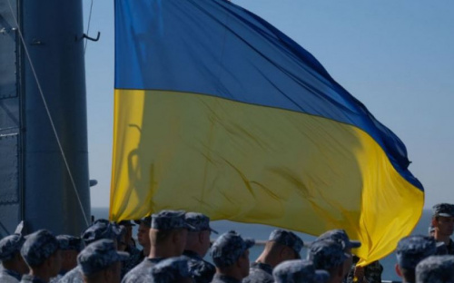 В Мариуполе подняли сине-желтый флаг на выведенном из Крыма корабле