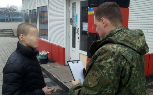 Несовершеннолетний курильщик вывел мариупольских полицейских на продавца-нарушителя (ФОТО)