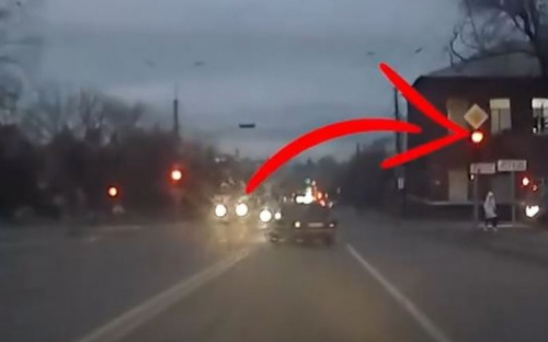 Патрульные показали, мариупольские водители ездят по встречке и на красный