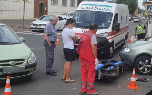В Мариуполе 79-летний скутерист столкнулся с автомобилем
