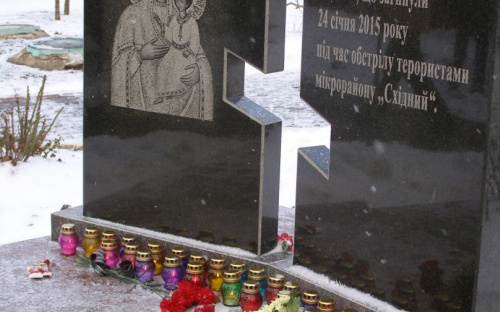 В Мариуполе почтили память погибших при обстреле «Восточного» молитвой и минутой молчания (ФОТО+ВИДЕО)