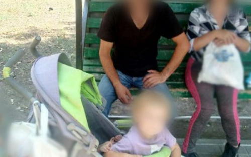 В Мариуполе семья с малолетними детьми «попрошайничала» на дорогу домой (ФОТО)