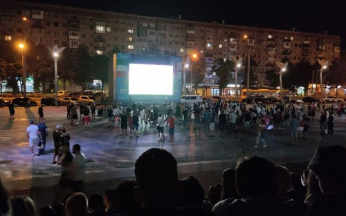 Сотни мариупольцев смотрели финал Евро-2020 в центре города (ВИДЕО)