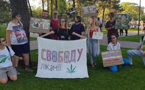 В центре Мариуполя провели «Конопляный Марш Свободы» (ФОТО)