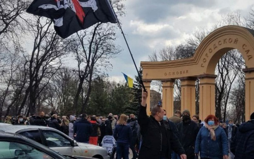 В Мариуполе акция против строительства вуза прошла со скандалами, нарушениями карантина и политагитацией
