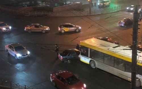 В центре Мариуполя легковушка столкнулась с автобусом