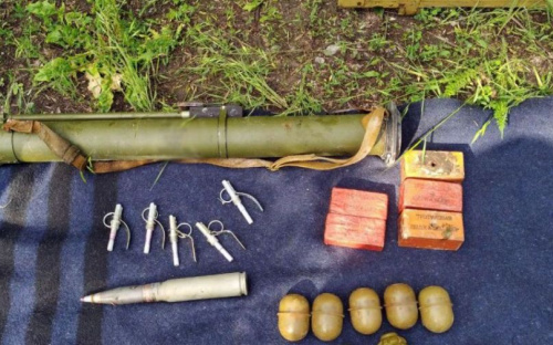 В лесополосе под Мариуполем прятали оружие и боеприпасы