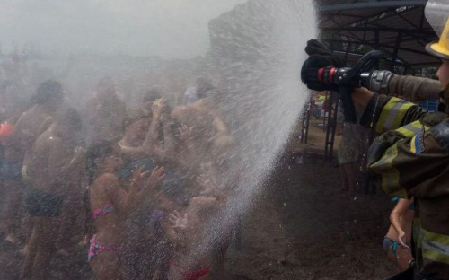 Празднующих мариупольцев облили двумя тоннами воды (ФОТО+ВИДЕО)