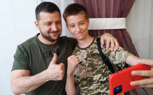Зеленский встретился с эвакуированными мариупольцами в Запорожье: о чем говорили?