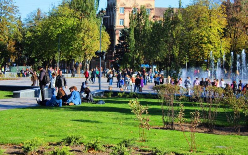 Новый Театральный сквер стал любимым местом отдыха мариупольцев (ФОТО)