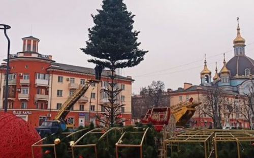 В Мариуполе «растет» главная елка города