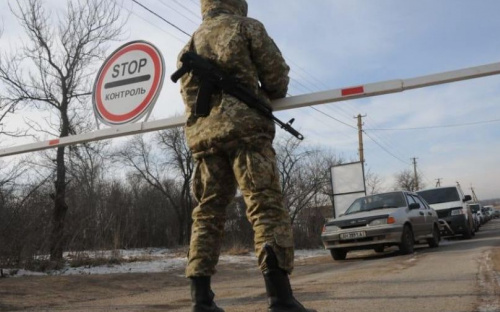 На Донетчине двое мужчин пытались прорваться через блокпост: по машине открыли огонь