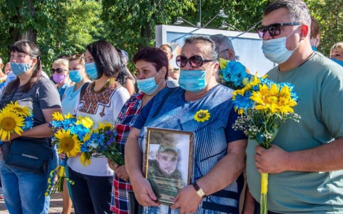 «Такие даты воспитывают будущее поколение»: в Мариуполе почтили память защитников Украины