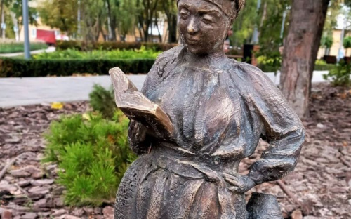 Из парка «Веселка» в Мариуполе исчезла скульптура Домахи
