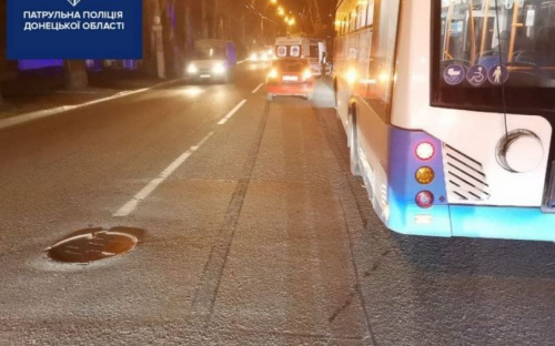 В центре Мариуполя сбили женщину: движение транспорта затруднено