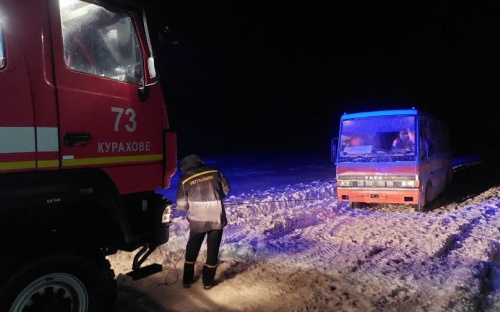 В снегу на Донетчине застревали «легковушки», автобусы с пассажирами и кареты «скорой»
