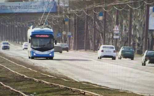 На оживленной улице Мариуполя убрали недавно установленные знаки, ограничивающие скорость