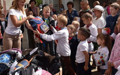 В Мариуполе к началу учебного года дети из малоимущих семей получат «Школьные портфелики»