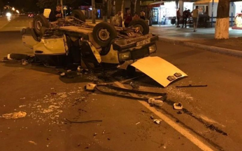 В Мариуполе столкнулись легковушки: от удара машину перевернуло