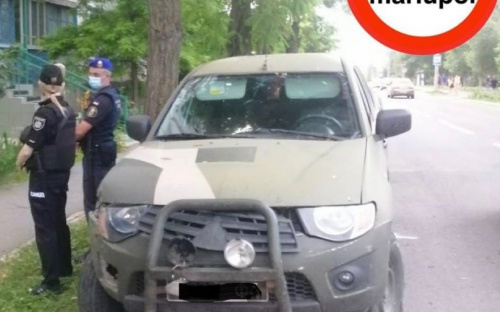Мариупольцы окружили машину с пьяным военным, после резонансного ДТП на Восточном