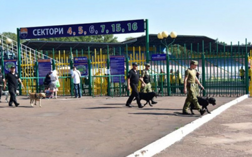 Безопасность на футбольном матче в Мариуполе обеспечивали 400 полицейских (ФОТО+ВИДЕО)