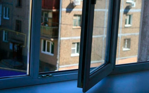 Девочка и пенсионер выпали из окон многоэтажек в Мариуполе
