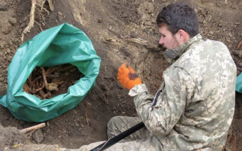 Мариупольцам покажут результаты раскопок немецкого кладбища в Театральном сквере