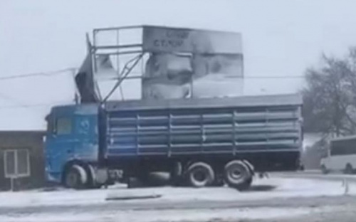 В Мариуполе грузовик застрял под рекламным щитом (ФОТО+ВИДЕО)
