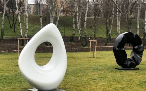 Распакованы уникальные скульптуры «Куриного бога» в мариупольском парке (ФОТОФАКТ)