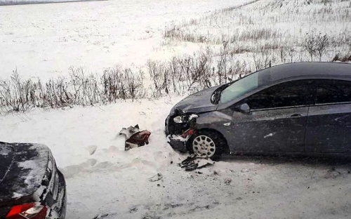 На трассах под Мариуполем аварии, пробки и неуправляемые автомобили из-за гололеда (ФОТОФАКТ)