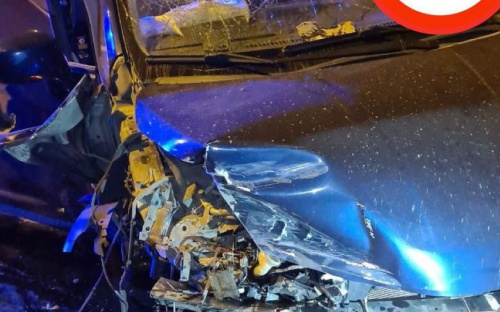 В Мариуполе в ДТП пострадали три человека, один автомобиль перевернулся. Виновник сбежал