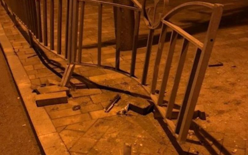 «Отказали тормоза»: в Мариуполе водитель въехал в брендированное ограждение